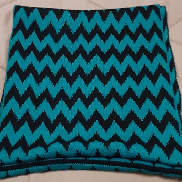 NWOT g by Guess Chevron pattern infinity scarf - Picture 4 of 4